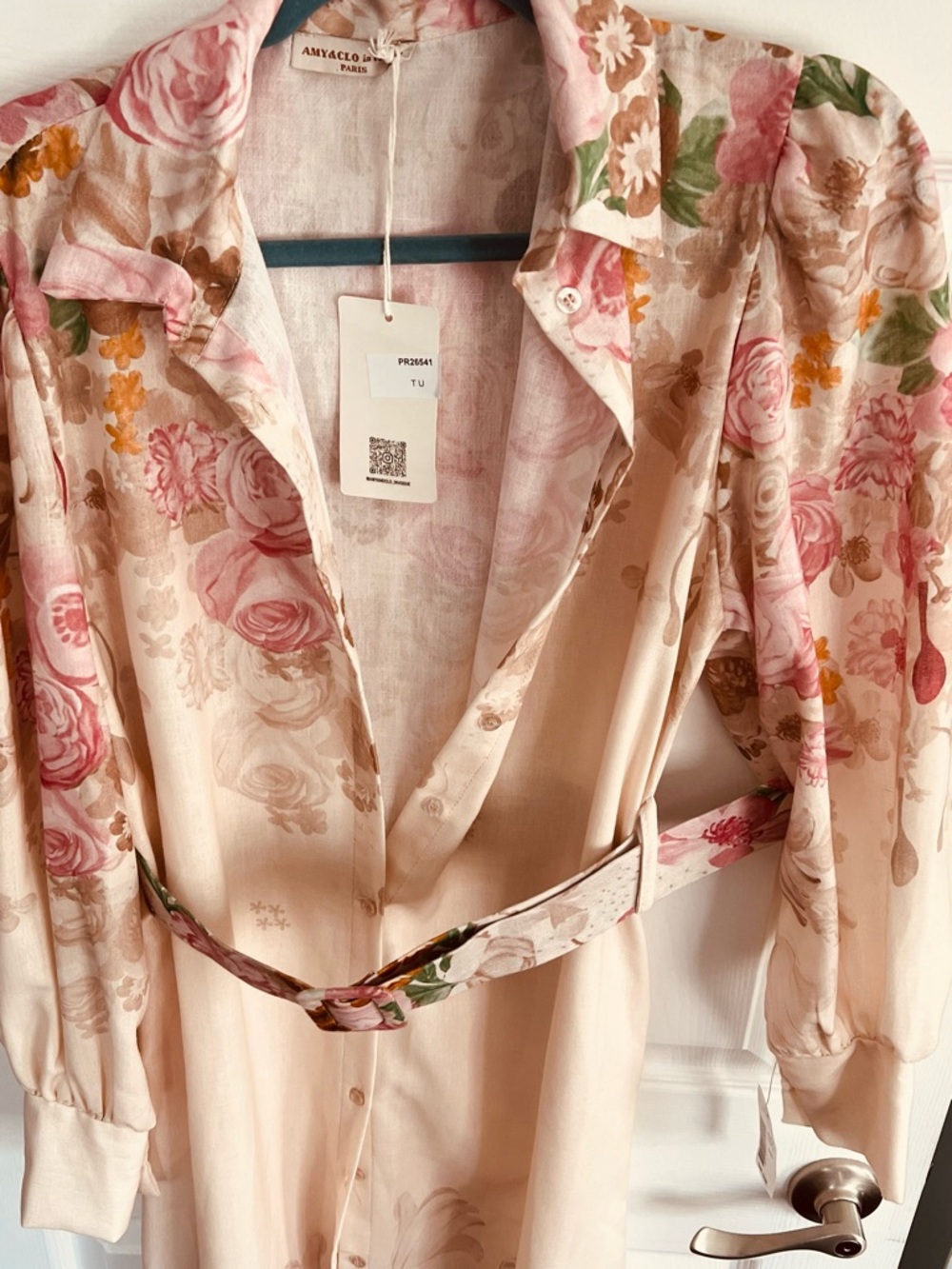 The dress is an image is from the brand AMY&CLO in vogue, a France